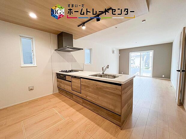 正面に壁がないため作業台からの景色があり、開放感があります。小さなお子様がいるご家庭では、お子様から目を離すことなく安心して料理することができます。