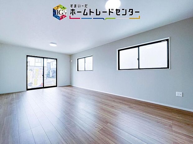 リビングにはこだわって開口部を可能な限り多く設けました。日当たり、風通しを良くするのはもちろんですが、やはり人が集まる場所ですので、開放感が必要な場所だと思います。広々としたリビングをお楽しみください