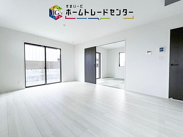 広々としたリビングは南側に設けた掃き出し窓からたくさんの陽光を取り入れてくれます。家族が集まる空間ですからやはり明るさと、暖かさは大切です。広さがありますので家具の配置に悩まなくて済むのも良いです。