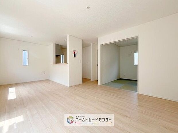 キッチンから見て、横長のリビングはご来客時に、キッチンはもちろんダイニングスペースを視界に入れない配置が可能です。生活感をお客様に見せたくない方などにも喜ばれています。家具の配置もしやすいのも良いです