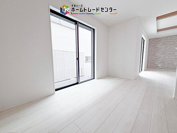 大きな掃き出し窓から光を取り込みやすい、明るく開放的なリビングです。収納も備わっているため日用品をまとめやすく、家族が集まる空間をすっきり保ちやすいのもうれしいポイントです。
