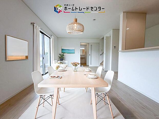 大きな窓から光が差し込む明るいLDK。家族で食卓を囲んだり、ソファでくつろいだり、毎日の団らんが自然と楽しみになる快適な空間です。※現況の物件写真に、CG による家具設置などの画像処理を行っています。