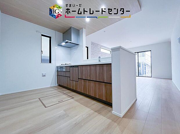キッチンからリビングへの視界、動線です。対面キッチンですので、常にご家族が視界に入るのはもちろん、動線を広めにとっておりますので、お料理やお皿を持ちながらすれ違ってもぶつかる心配がありません。