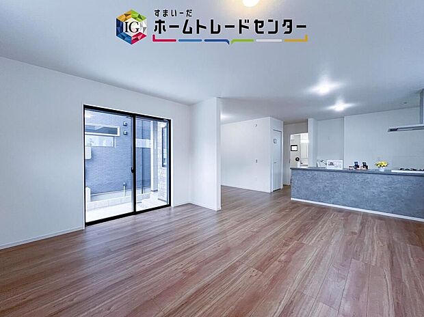 対面キッチンの前にダイニングテーブルを置き、手前側がリビングスペースになるかと思います。広く奥行きがありますので、ダイニング、リビングの各スペースの役割をしっかり分けて確保していただけます。
