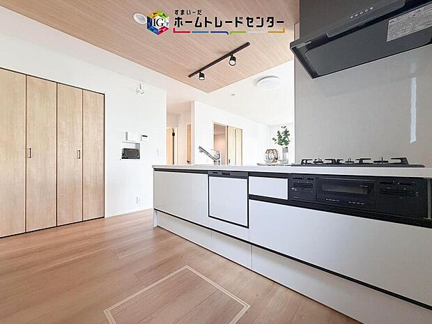 キッチンの横には大きなパントリーを設けました。そのまま食材の保管庫としてお使い頂いても良いですし、1階は何かと物が多くなるので、お掃除道具やお子様のおもちゃ収納にお使い頂いても良いかと思います。