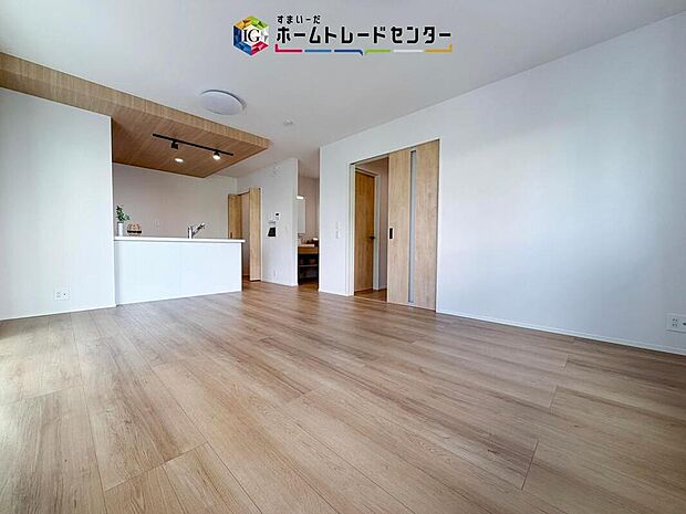 対面キッチンの前にダイニングテーブルを置き、手前側がリビングスペースになるかと思います。広く奥行きがありますので、ダイニング、リビングの各スペースの役割をしっかり分けて確保していただけます。