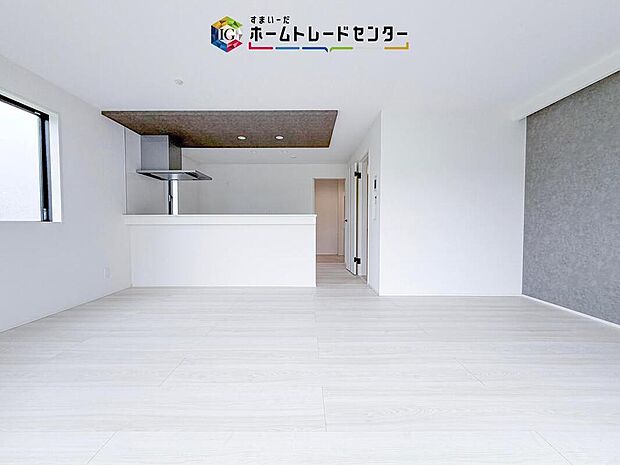 白を基調とした明るく開放的な空間です。対面キッチンまでひと続きに見渡せるため、家族それぞれが過ごしながら自然に会話を楽しめます。家具の配置もしやすく、団らんの時間をゆったり過ごせます。