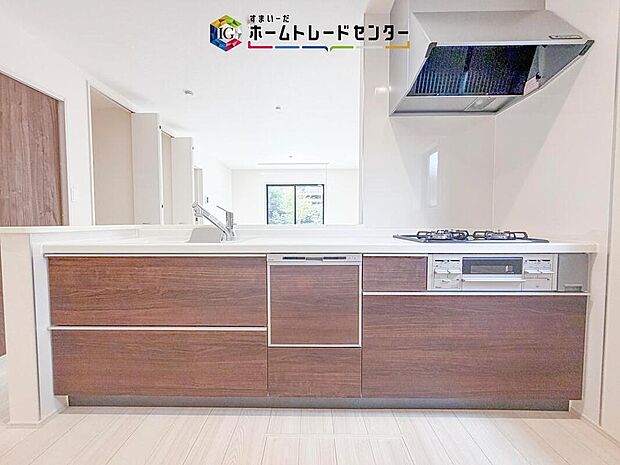 見栄えもよくお手入れもスムーズに出来ます。豊富な収納力もございますので、キッチンスペースをスッキリとお使い頂けそうです。
