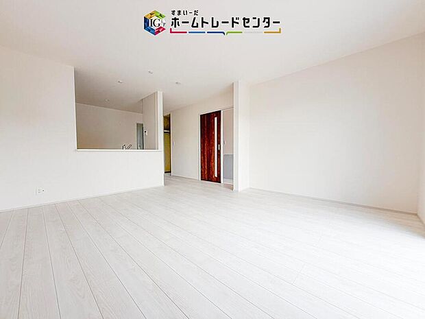 対面キッチンの前にダイニングテーブルを置き、手前側がリビングスペースになるかと思います。広く奥行きがありますので、ダイニング、リビングの各スペースの役割をしっかり分けて確保していただけます。