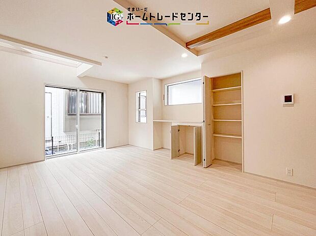 日当たりもよく、広々としたリビングです。ゆったりとした家族の時間をお過ごしいただけます。休日はご家族そろって、またはお友達を誘って、明るいリビングで楽しい時間をお過ごしください。