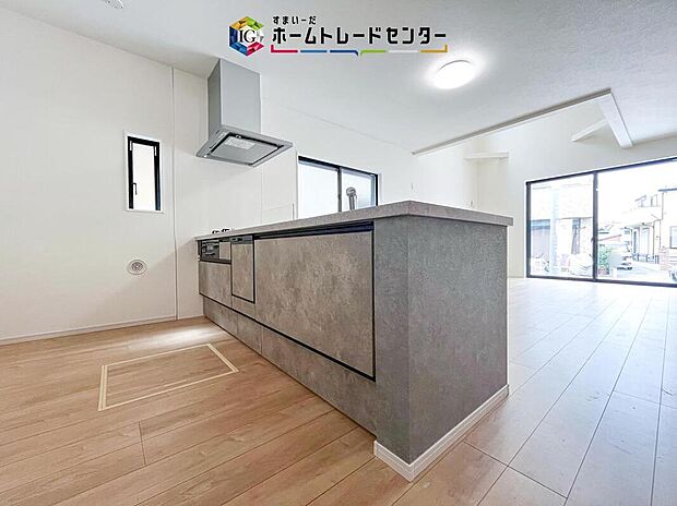 正面に壁がないため作業台からの景色があり、開放感があります。小さなお子様がいるご家庭では、お子様から目を離すことなく安心して料理することができます。