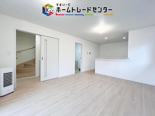 対面キッチンの前にダイニングテーブルを置き、手前側がリビングスペースになるかと思います。広く奥行きがありますので、ダイニング、リビングの各スペースの役割をしっかり分けて確保していただけます。