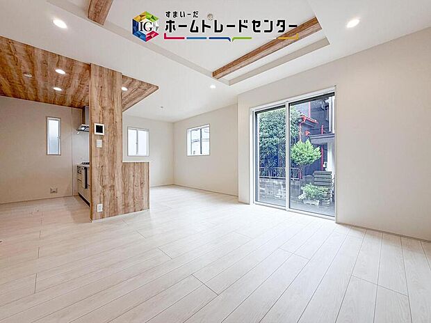 広々としたリビングは南側に設けた掃き出し窓からたくさんの陽光を取り入れてくれます。家族が集まる空間ですからやはり明るさと、暖かさは大切です。広さがありますので家具の配置に悩まなくて済むのも良いです。