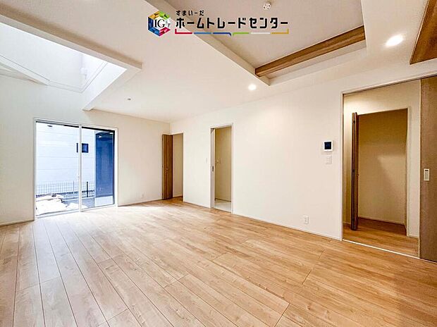 高い位置に窓を設けることで日の光をふんだんに取り込む明るいリビングに！開放的な空間はリラックス効果も高く、家族や仲間とゆったりとした時間を過ごすことができます。