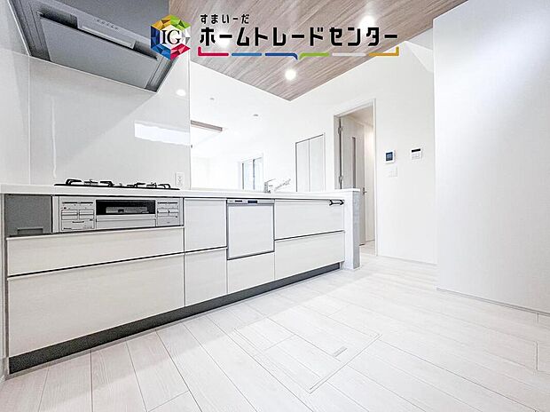 対面キッチンなら、夕食を作りながらリビングにいる家族と会話を続けられます。配膳や食後の片付けも進めやすく、お子さまに声を掛けながら料理ができるので、忙しい夕方でも家族との時間をつくりやすい配置です。