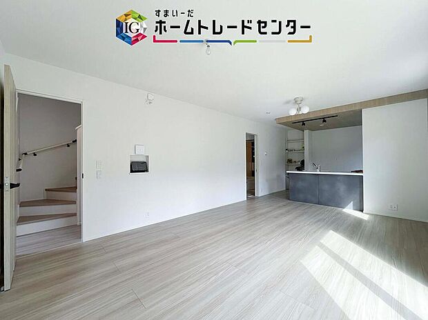 対面キッチンの前にダイニングテーブルを置き、手前側がリビングスペースになるかと思います。広く奥行きがありますので、ダイニング、リビングの各スペースの役割をしっかり分けて確保していただけます。