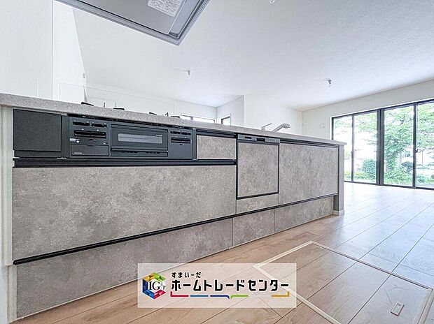 キッチンには大容量のオールスライド式の収納を採用しております。奥までしっかりと収納として活用でき、取り出す時も手前の物をどかしたりする手間など掛かりません、キッチン周りをいつもスッキリにしておけます。