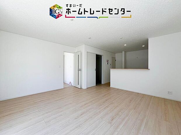 対面キッチンの前にダイニングテーブルを置き、手前側がリビングスペースになるかと思います。広く奥行きがありますので、ダイニング、リビングの各スペースの役割をしっかり分けて確保していただけます。