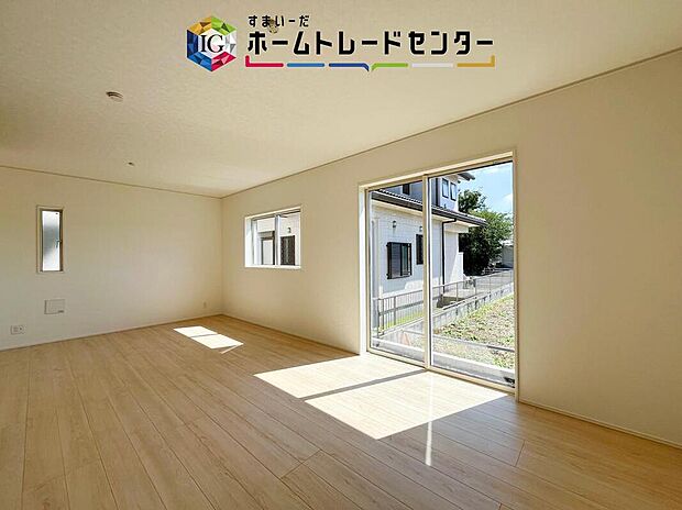 リビングにはこだわって開口部を可能な限り多く設けました。日当たり、風通しを良くするのはもちろんですが、やはり人が集まる場所ですので、開放感が必要な場所だと思います。広々としたリビングをお楽しみください