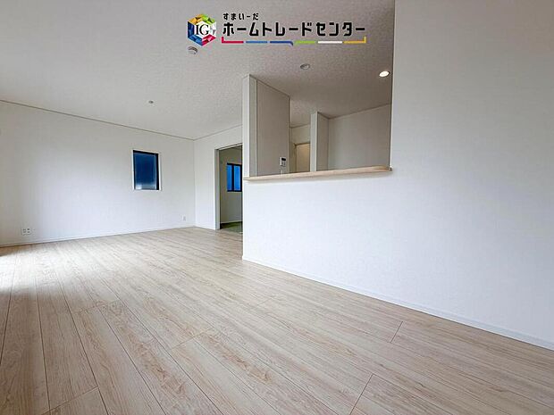 対面キッチン前の空間を広めにとっておりますので、ダイニングテーブルを置いてご家族皆様で食卓を囲ってもらっても充分なスペースがございます。家族で楽しいお食事のお時間をお過ごしください。