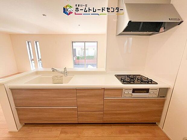人気の対面式キッチン☆お食事の準備をしながらでもご家族とのコミュニケーションを楽しめます♪スライドタイプの収納を採用してますので、奥までしっかりと収納空間を利用できます。取り出しも簡単に♪