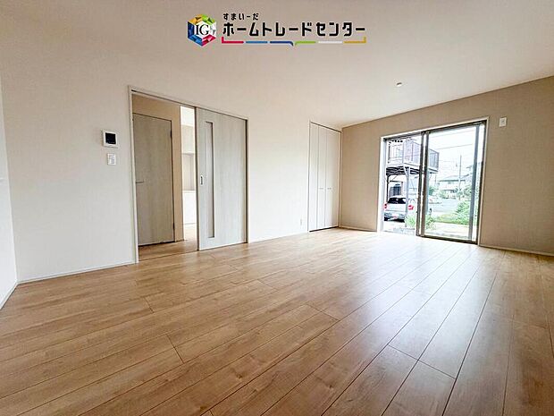 広々としたリビングは東側に設けた掃き出し窓からたくさんの陽光を取り入れてくれます。家族が集まる空間ですからやはり明るさと、暖かさは大切です。広さがありますので家具の配置に悩まなくて済むのも良いです。