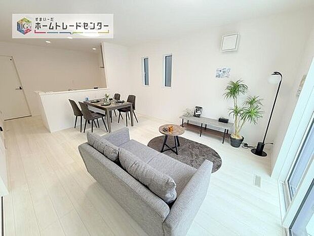 【 リビング】LDKのリビングスペースです。広く奥行きのあるリビングの為、ダイニング、リビングの各スペースがしっかりと確保できます。お食事の後はこちらに移って皆様でおくつろぎください。