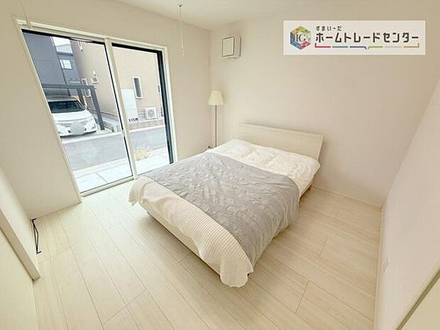 【洋室】日当りの良さは写真でも充分に伝わるかと思いますが、開放感のある周囲にめぐまれたおかげで、風通しもとても良くなっております。ぜひ現地を見ていただき体感していただきたいポイントです。