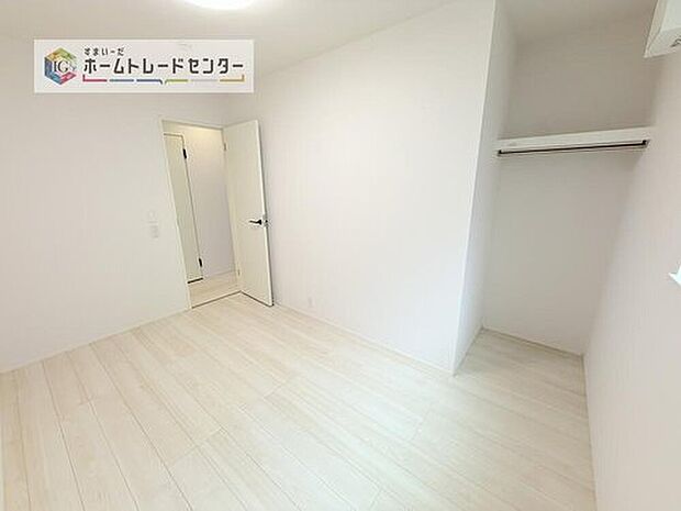 【洋室】各居室に収納を完備しております。収納が豊富な住宅は居室空間がしっかりと使えるので暮らしやすさが断然に上がります。荷物をを気にすることなく家具の配置をお好み通りにできるのも大きな魅力です。