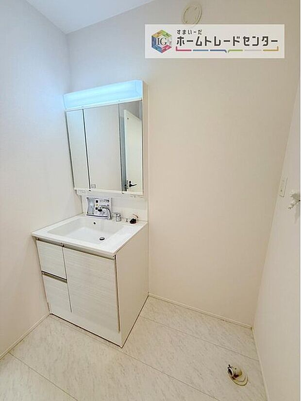 【【三面鏡洗面化粧台】】鏡の裏に歯ブラシや化粧水、整髪料など小物を隠して収納でき、生活感を出さずに綺麗な空間に保てます。また、左右の鏡を動かすことで横や後ろ向きの姿をチェックできるのも嬉しいポイントですね♪