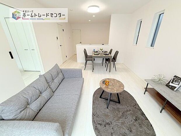 【リビング】縦長で奥行きのあるリビングは、家具の配置がしやすく使い勝手が非常に良いです。特にソファを配置した時にその便利さがお分かりいただけると思います。ゆったりと、くつろげる場所でなくてはならないと考えています