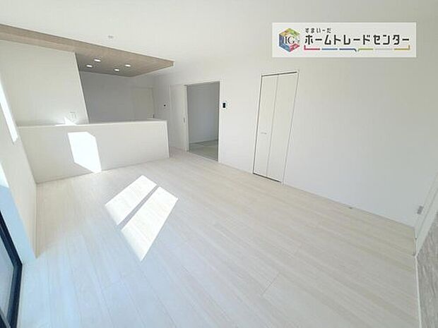 【リビング】対面キッチンの前にダイニングテーブルを置き、手前側がリビングスペースになるかと思います。広く奥行きがありますので、ダイニング、リビングの各スペースの役割をしっかり分けて確保していただけます。