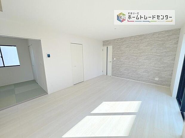 【リビング】LDKのリビングスペースです。広く奥行きのあるリビングの為、ダイニング、リビングの各スペースがしっかりと確保できます。お食事の後はこちらに移って皆様でおくつろぎください。