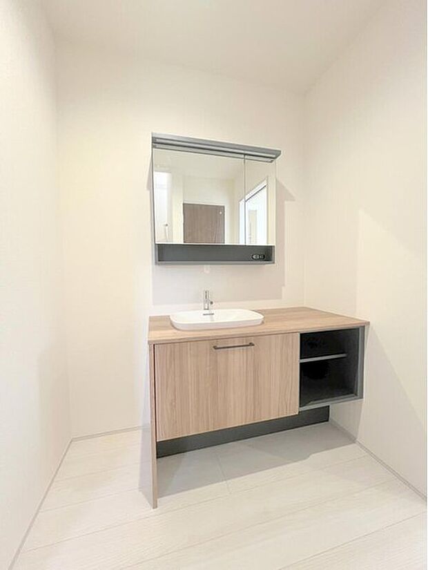 【【洗面台】】鏡の裏に歯ブラシや化粧水、整髪料など小物を隠して収納でき、生活感を出さずに綺麗な空間に保てます。また、鏡を動かすことで横や後ろ向きの姿をチェックできるのも嬉しいポイントですね♪