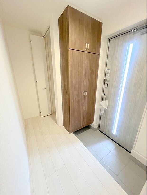 【玄関】玄関には備え付けのシューズボックスがあります。大容量の収納力でご家族の履物もすっきり収納♪片付けが楽になる豊富な収納は、日々のストレス軽減にもつながります。