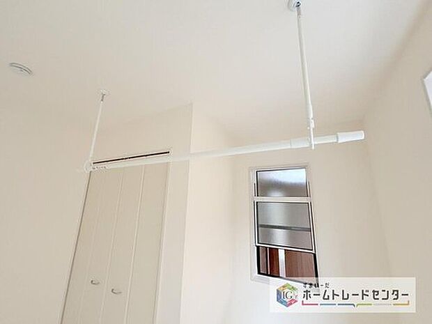 【【室内物干し】】急な雨にも対応できる室内物干しが標準装備のため、バルコニーの屋根を設置するは必要がありません。風の強い日でも気にせずお洗濯ができます。
