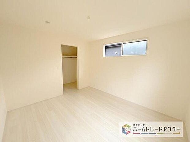 【洋室】収納スペースは住宅を探す際には重要なポイントの一つだと思います。そのため少しでも空間が取れるところは可能な限り収納スペースとしたしました。居室をスッキリとお使いいただきたいお客様に大変喜ばれています。