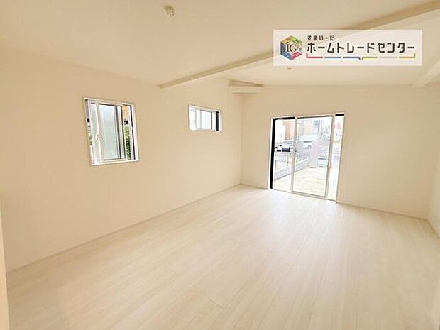 【リビング】リビングにはこだわって開口部を可能な限り多く設けました。日当たり、風通しを良くするのはもちろんですが、やはり人が集まる場所ですので、開放感が必要な場所だと思います。広々としたリビングをお楽しみくださ