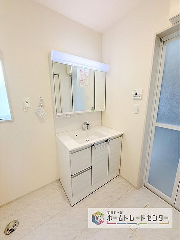 【洗面所】合わせ鏡が可能な3面鏡です。朝の忙しい時間でもの身だしなみのチェックもここだけで完結できます。もちろん鏡の後ろは充分な収納力を持った収納となっており、視界に入る部分はスッキリと片付きます。