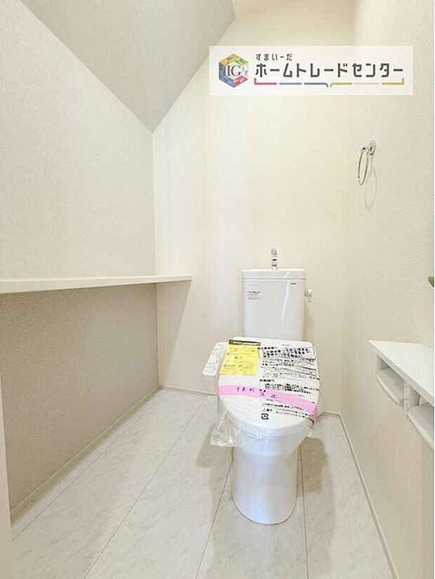 【トイレ】暖房機能の付いた便座は冬の寒い日にはあって良かったと本当に思います。もちろん快適で清潔なシャワー機能は標準で備えています。スペースも広くとっているので普段のお掃除もしやすいトイレスペースです。