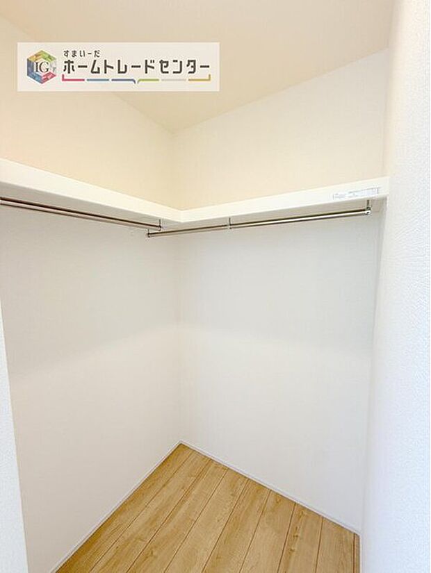 【収納】あると助かるウォークインクローゼットです。長く住むにつれて自然と多くなるお荷物も楽々しっかりと収納できます。また、時間のかかる衣替えも衣服の順番を変えるだけでいつでも簡単にできてストレスフリー。