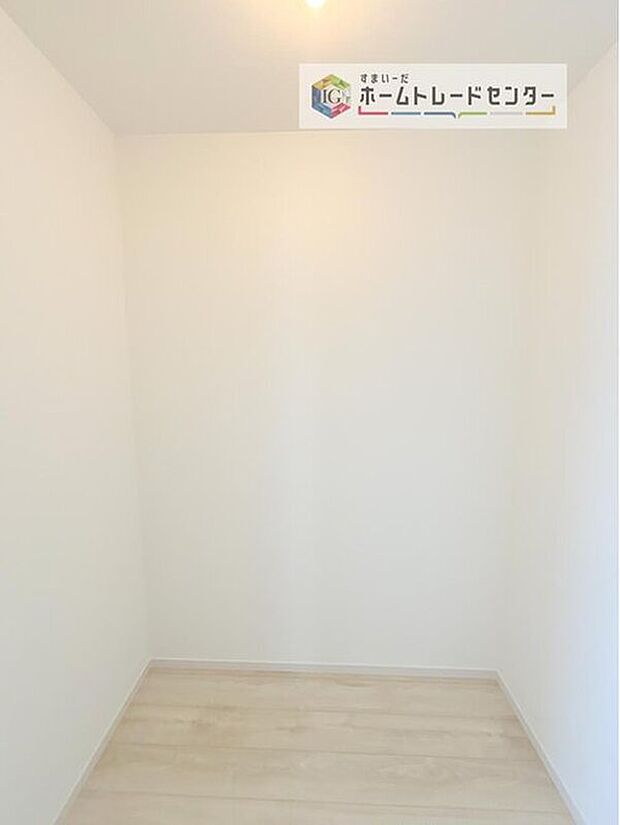 【【ウォークインクローゼット】】お子様との思い出もたっぷりしまえるウォークインクローゼット。衣類だけでなく、鞄などの小物からスーツケースやレジャー用品などの大きな物までたっぷり収納出来ます。