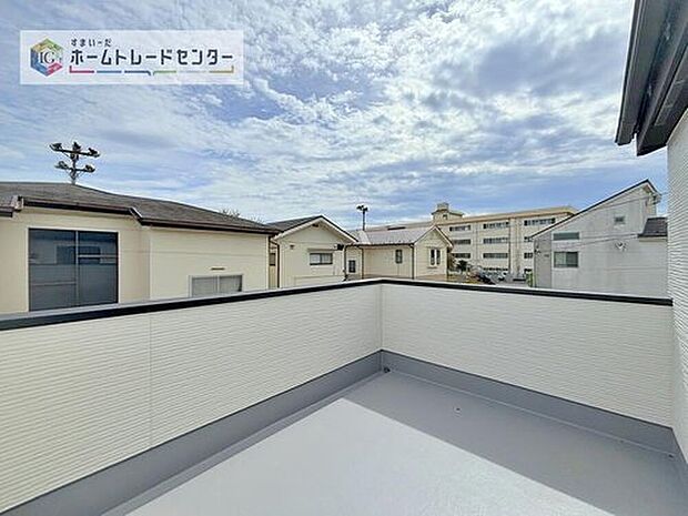 【バルコニー】南面に面したバルコニーはもちろん日当たり良好です。お洗濯物を干していただく際にも楽にできるように奥行きを広くお取りいたしました。明るく、暖かなゆとりあるスペースで快適に家事を行っていただけます。