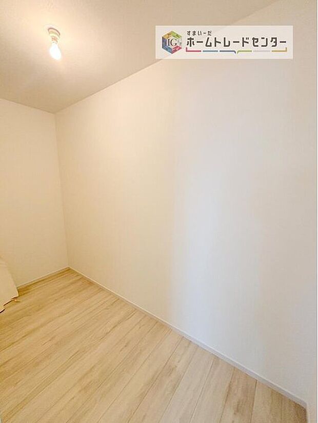 【収納】大容量のウォークインクローゼットです。どなた様でも収納に頭を悩ませたことがあるかと思います。ウォークインクローゼットがございますと一気に解決いたしますし、お部屋を最大限の空間ですっきりお使い頂けます。