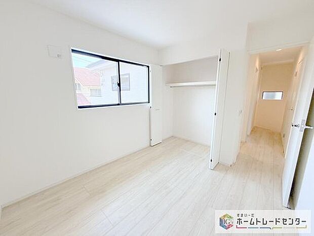 【洋室】各居室に収納を完備しております。収納が豊富な住宅は居室空間がしっかりと使えるので暮らしやすさが断然に上がります。荷物をを気にすることなく家具の配置をお好み通りにできるのも大きな魅力です。