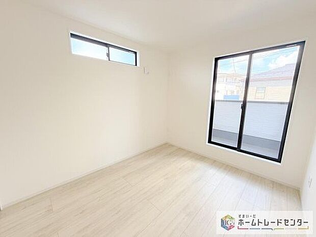 【洋室】日当りの良さは写真でも充分に伝わるかと思いますが、開放感のある周囲にめぐまれたおかげで、風通しもとても良くなっております。ぜひ現地を見ていただき体感していただきたいポイントです。