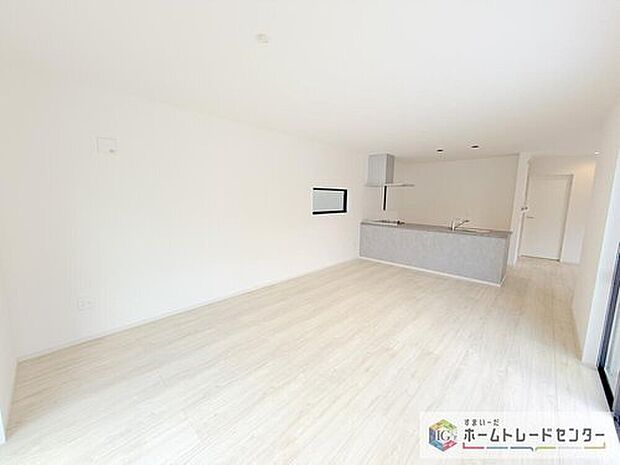 【リビング】対面キッチン前の空間を広めにとっておりますので、ダイニングテーブルを置いてご家族皆様で食卓を囲ってもらっても充分なスペースがございます。家族で楽しいお食事のお時間をお過ごしください。