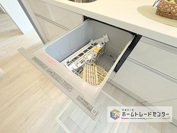 【【食器洗浄乾燥機】】後片付けもラクラクなビルトイン食洗機付き。洗い終わった食器の水切りや乾燥としても便利です。
