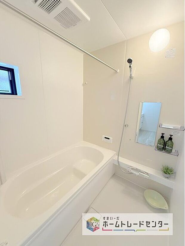 【【1坪タイプバスルーム】】足を伸ばして毎日の疲れを癒せる広々1坪タイプです。半身浴もでき、ゆっくりと寛げます。お子様と一緒でも快適に入浴が出来ますね。
