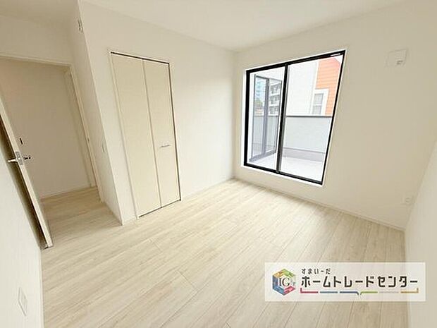 【洋室】日当りの良さは写真でも充分に伝わるかと思いますが、開放感のある周囲にめぐまれたおかげで、風通しもとても良くなっております。ぜひ現地を見ていただき体感していただきたいポイントです。